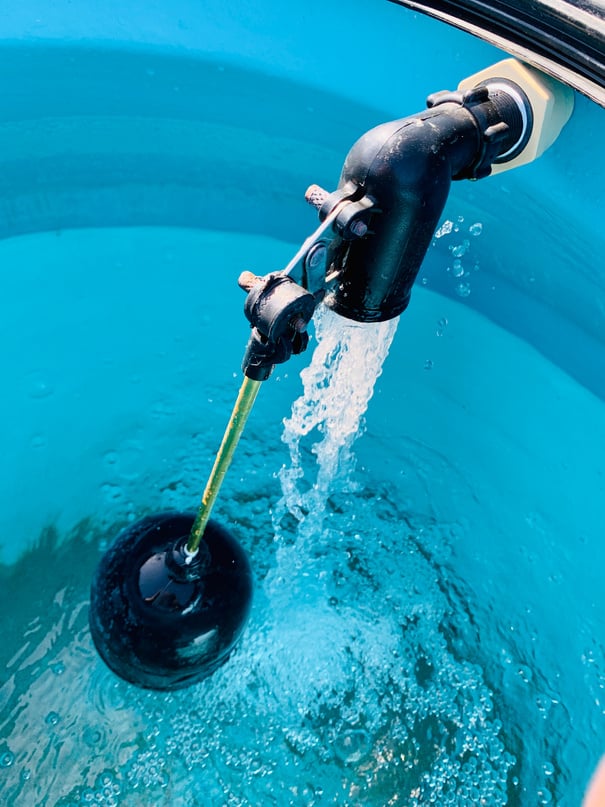 Potable water filling valve in a water tank